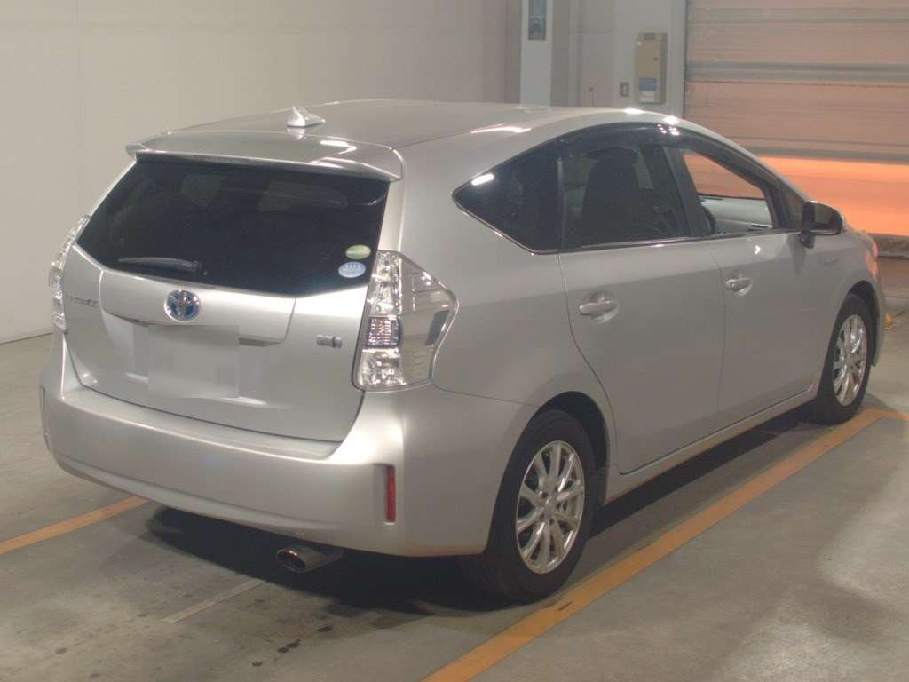 2013 Toyota Prius alpha ZVW40W[1]