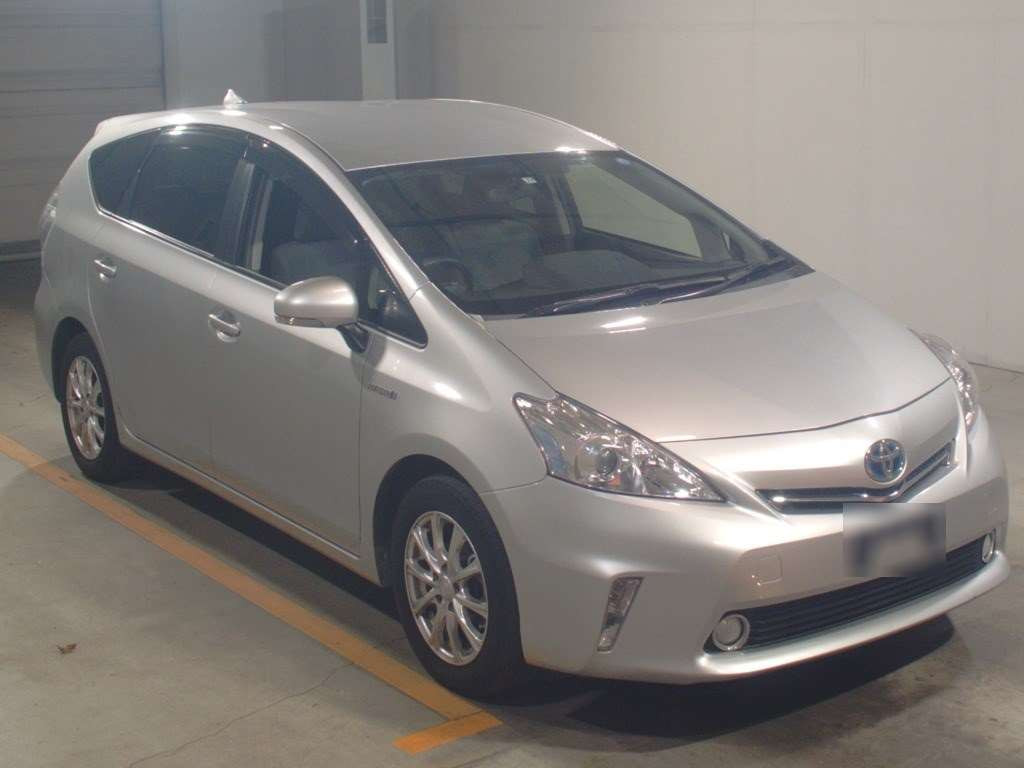 2013 Toyota Prius alpha ZVW40W[2]