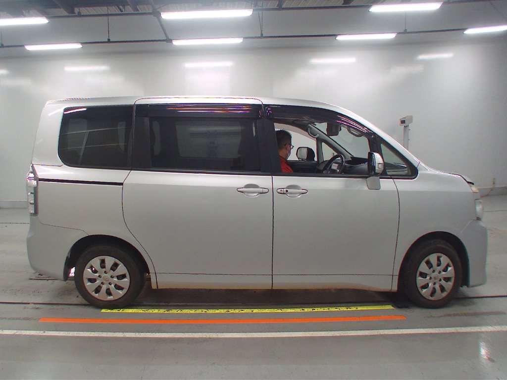 2012 Toyota Voxy ZRR70G[2]