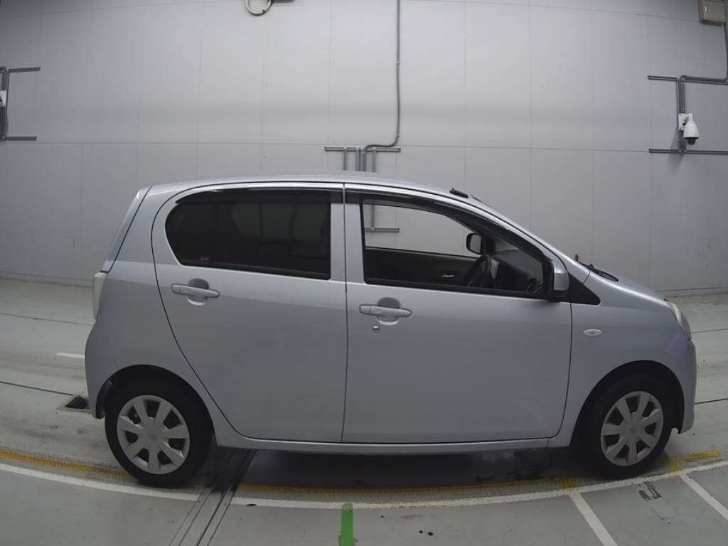 2012 Toyota Pixis Epoch LA300A[2]