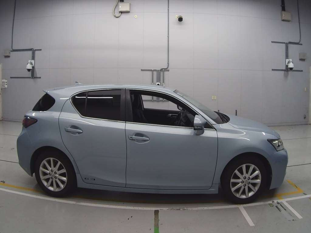 2011 Lexus CT ZWA10[2]