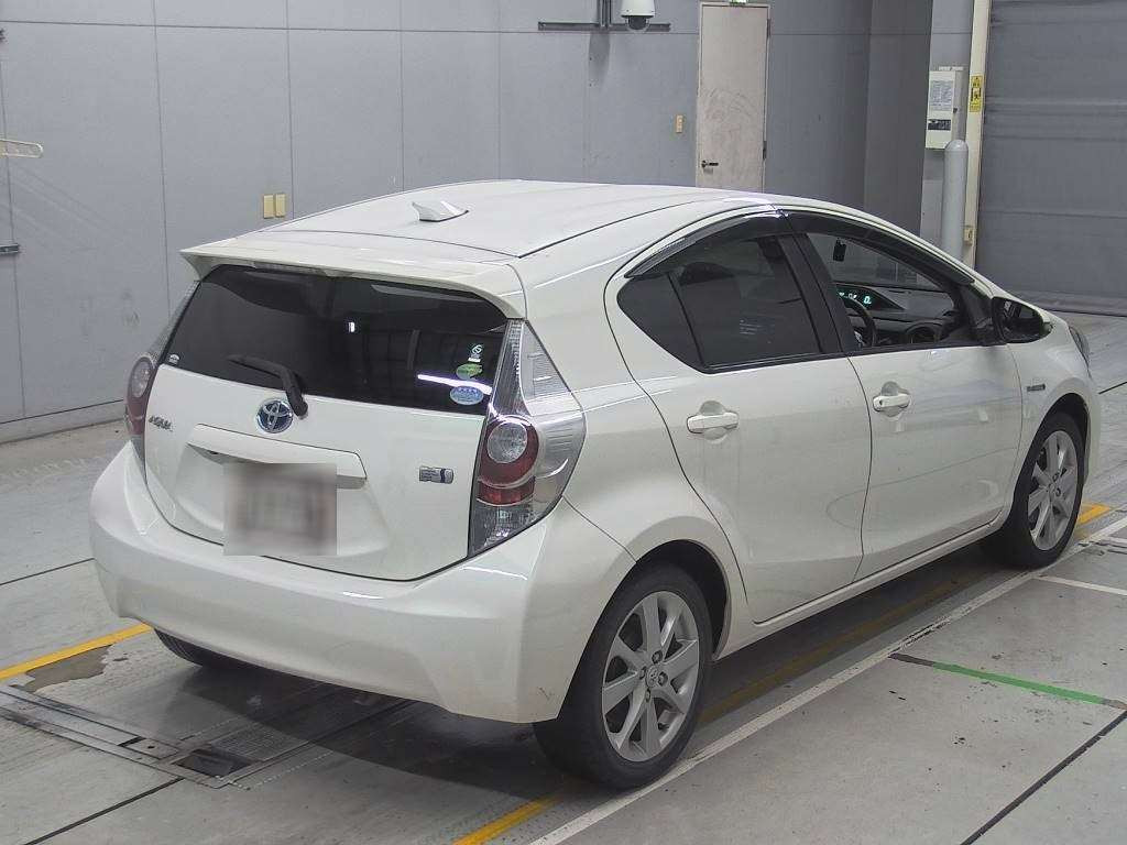 2013 Toyota Aqua NHP10[1]