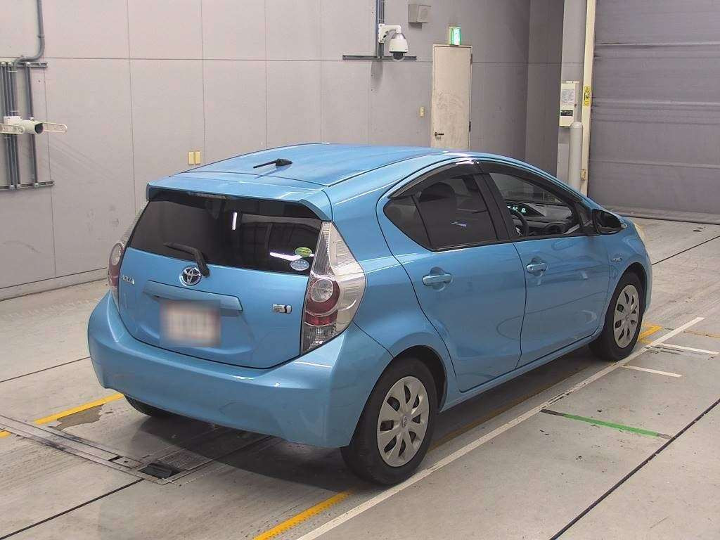 2013 Toyota Aqua NHP10[1]