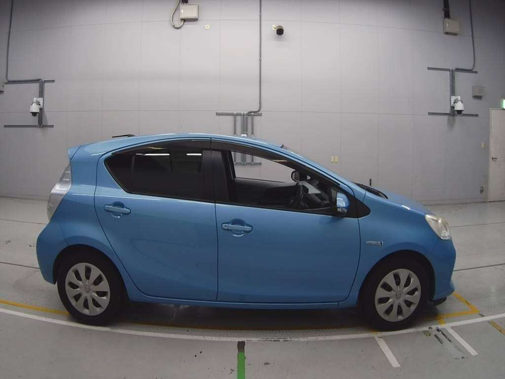 2013 Toyota Aqua NHP10[2]