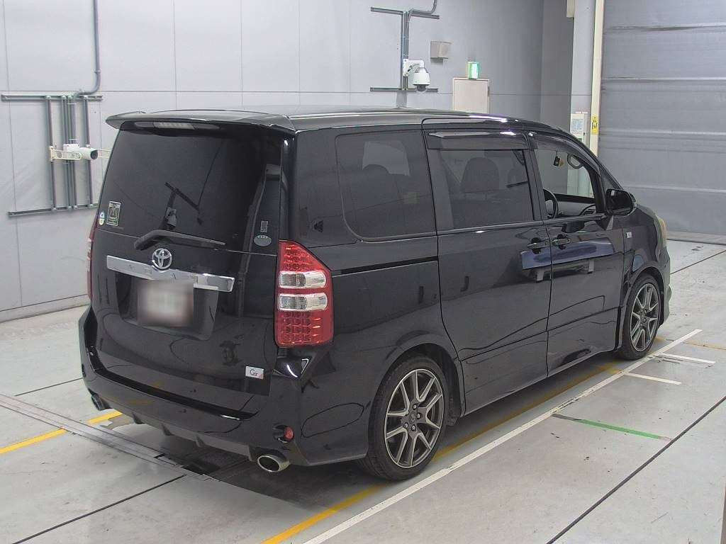 2011 Toyota Noah ZRR70W[1]