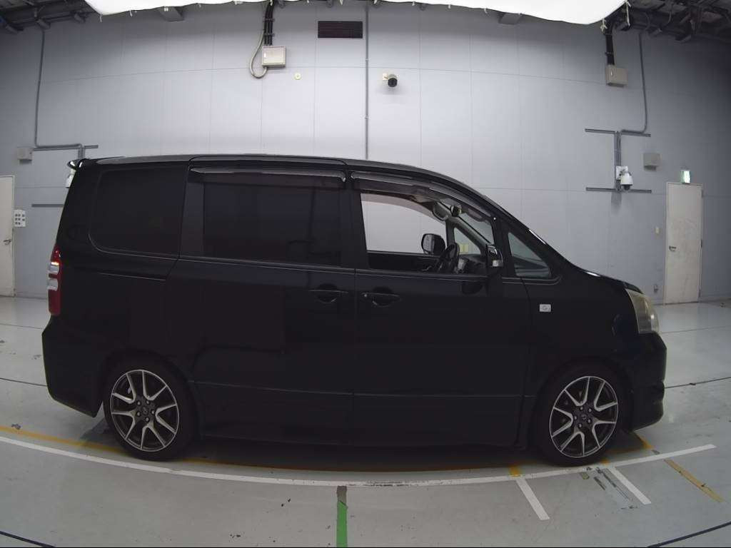 2011 Toyota Noah ZRR70W[2]