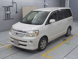 2005 Toyota Noah