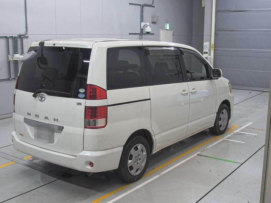 2005 Toyota Noah AZR60G[1]