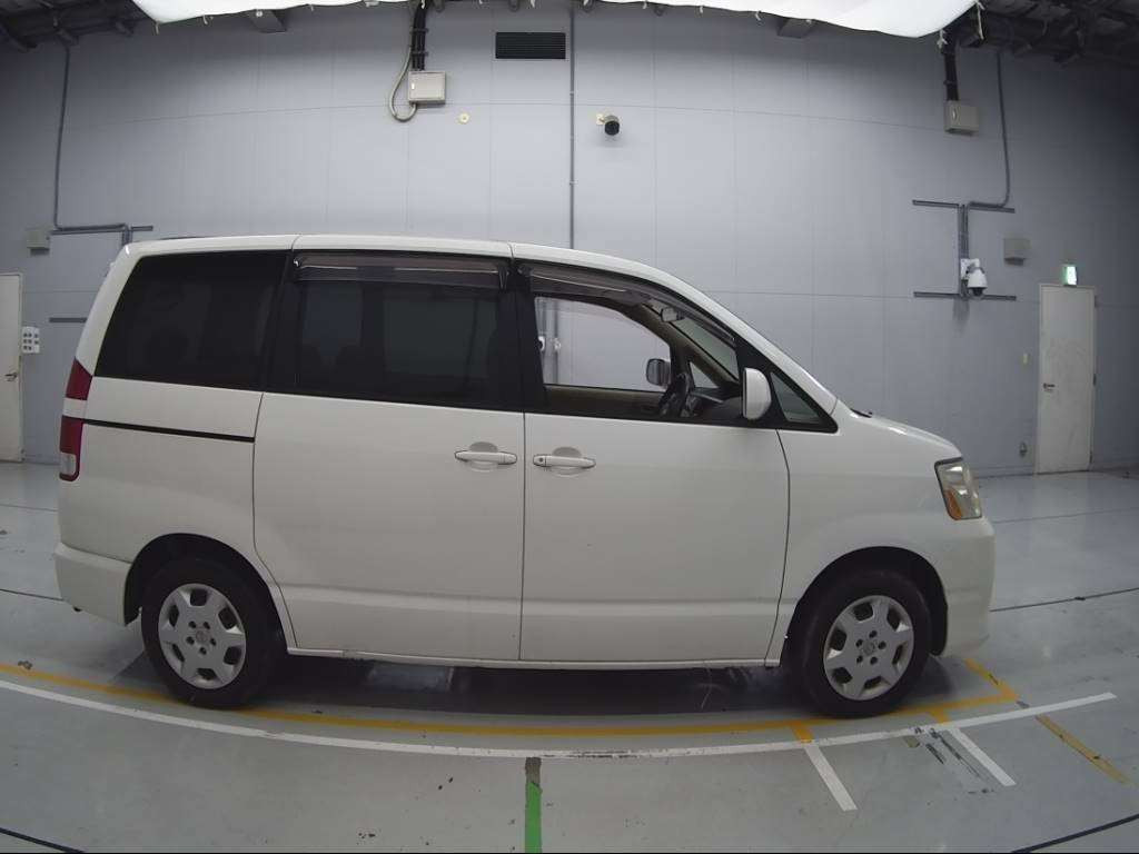 2005 Toyota Noah AZR60G[2]