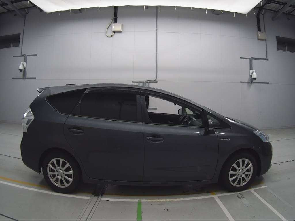 2012 Toyota Prius alpha ZVW40W[2]