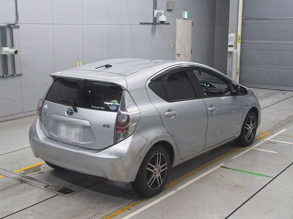 2012 Toyota Aqua NHP10[1]