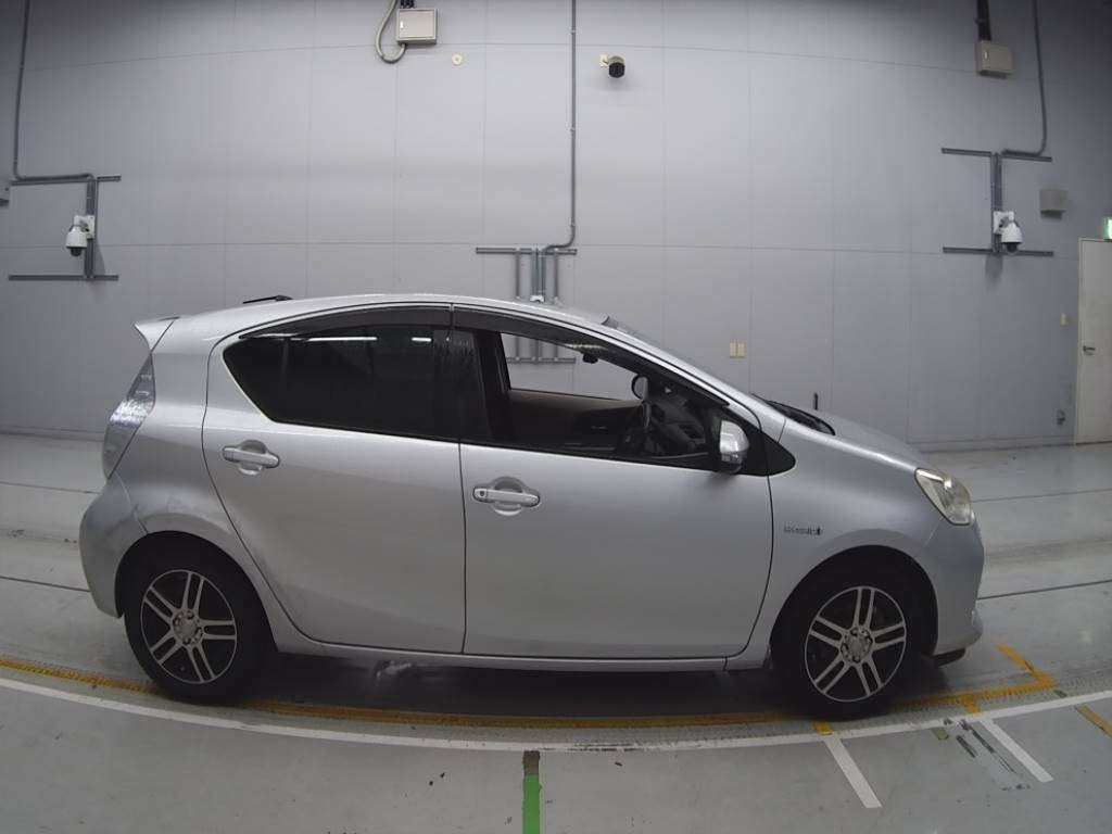 2012 Toyota Aqua NHP10[2]