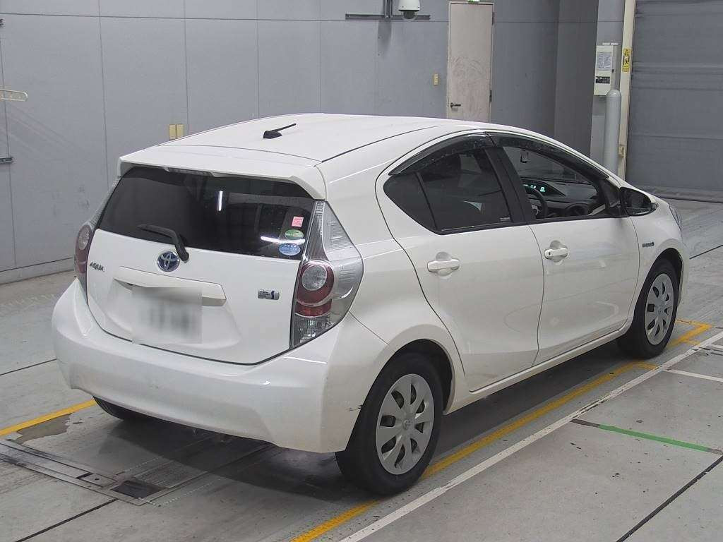 2013 Toyota Aqua NHP10[1]