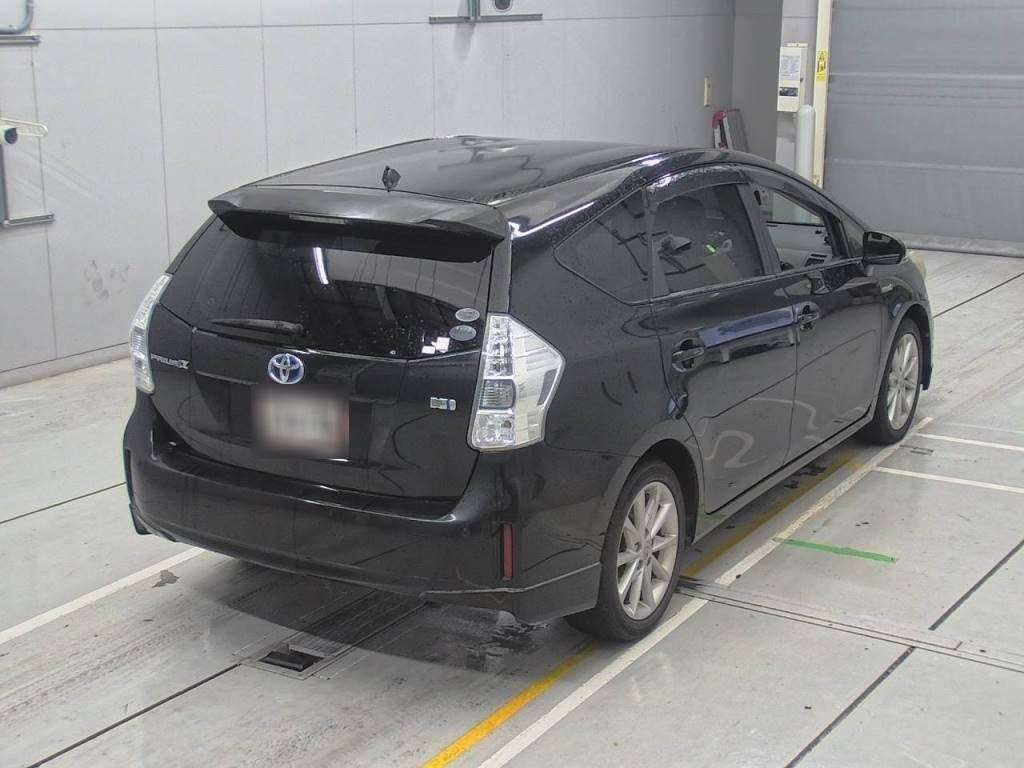 2011 Toyota Prius alpha ZVW41W[1]