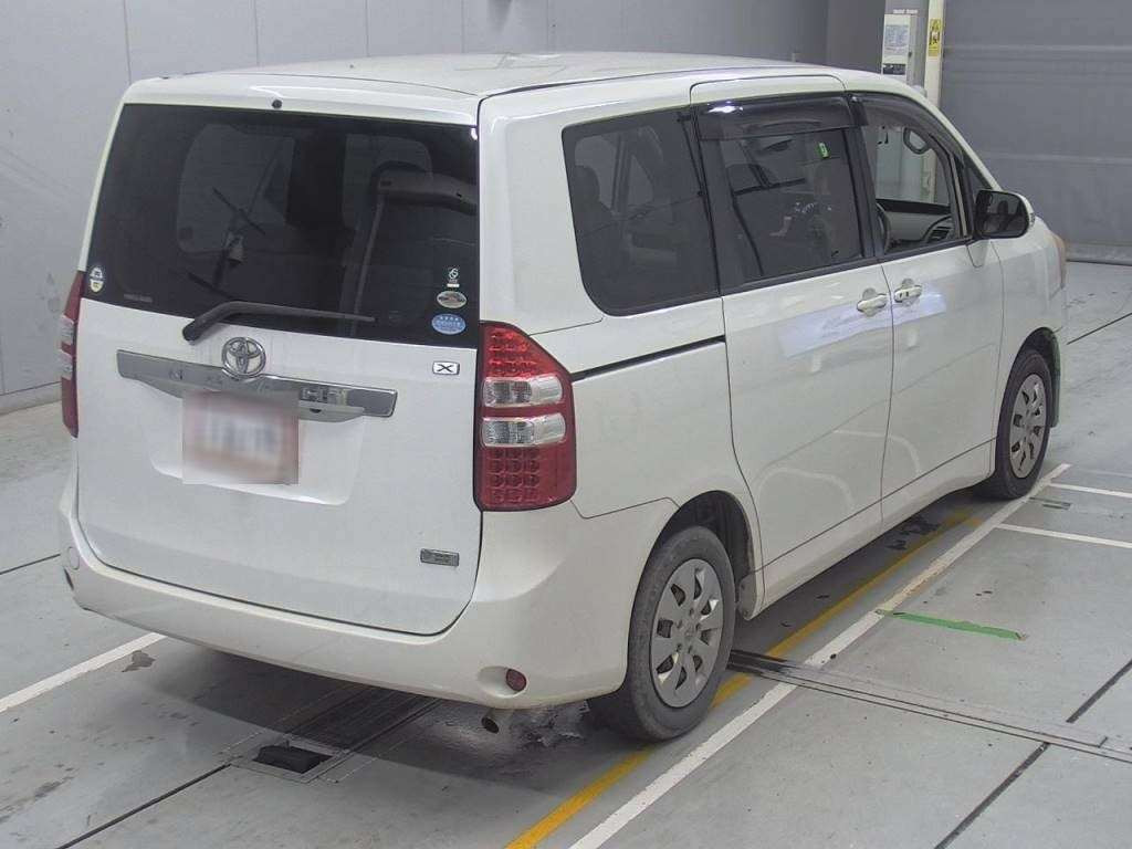 2010 Toyota Noah ZRR70G[1]