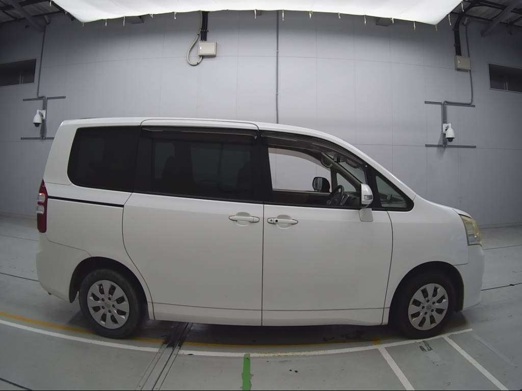 2010 Toyota Noah ZRR70G[2]