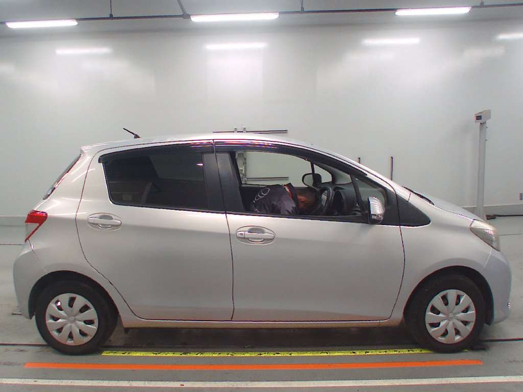 2013 Toyota Vitz NSP130[2]