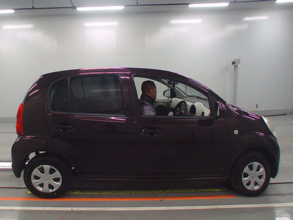 2011 Toyota Passo KGC30[2]