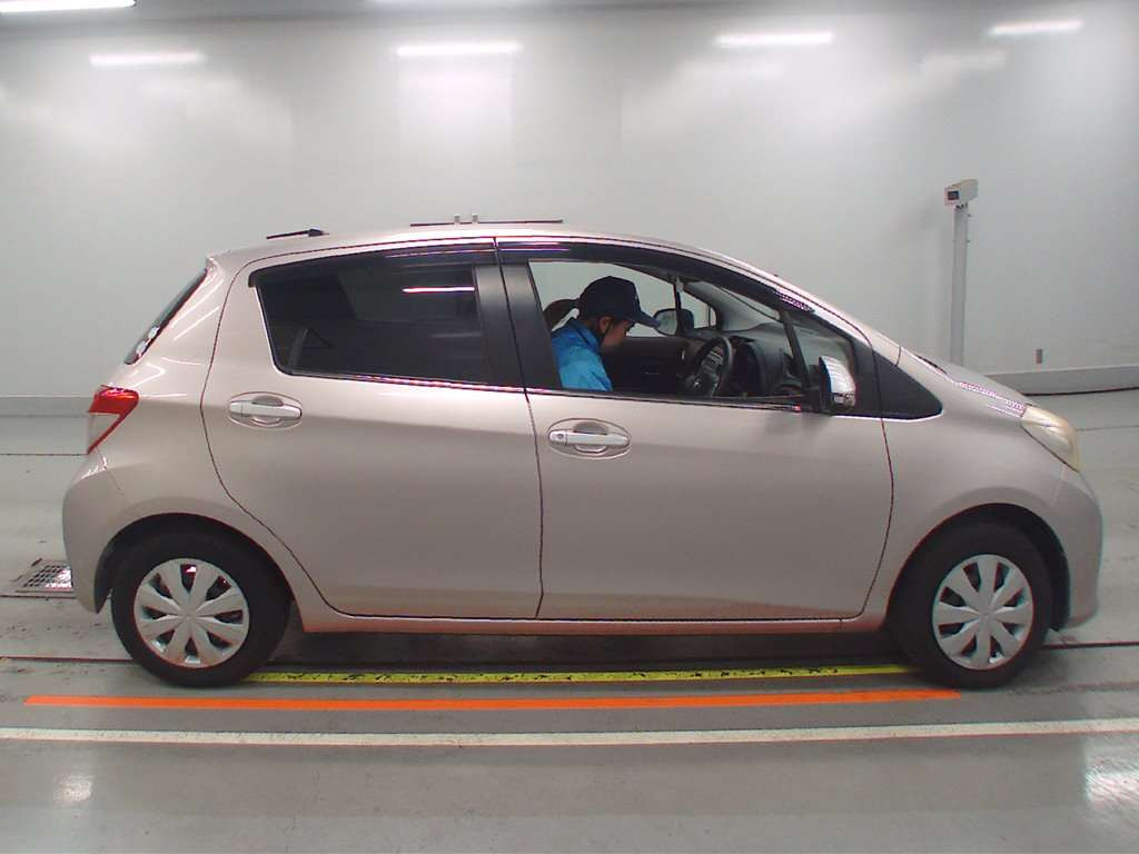 2011 Toyota Vitz KSP130[2]