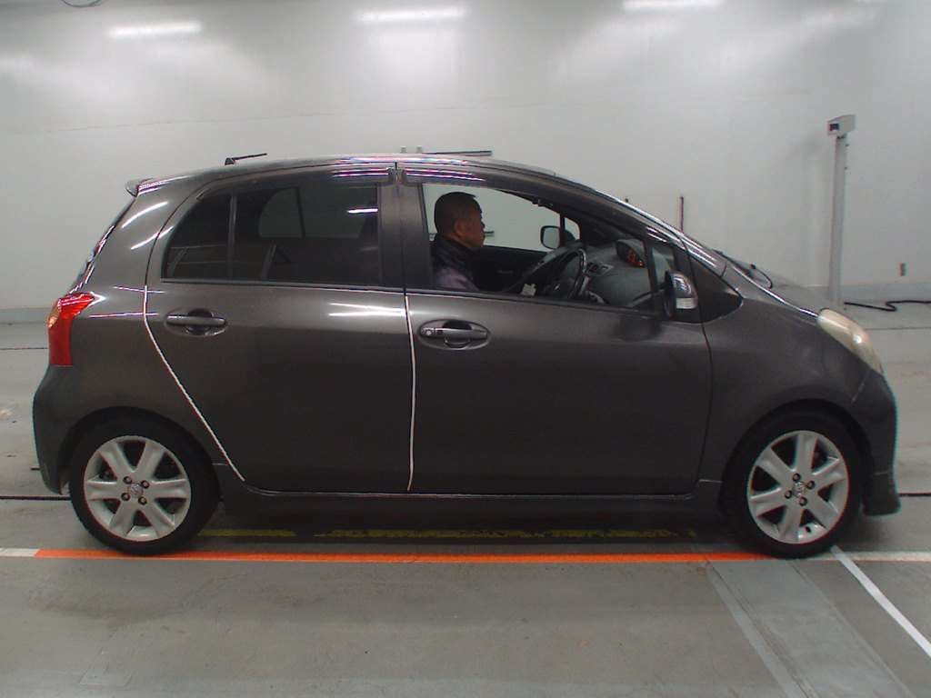 2010 Toyota Vitz NCP91[2]