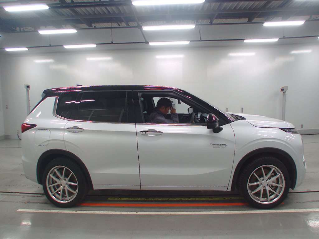 2022 Mitsubishi Outlander PHEV GN0W[2]