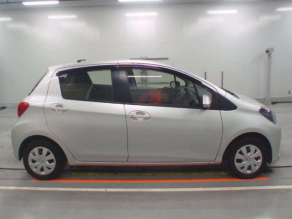 2016 Toyota Vitz KSP130[2]