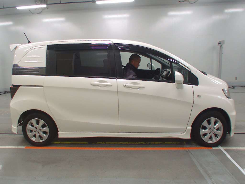 2011 Honda Freed Spike GB3[2]