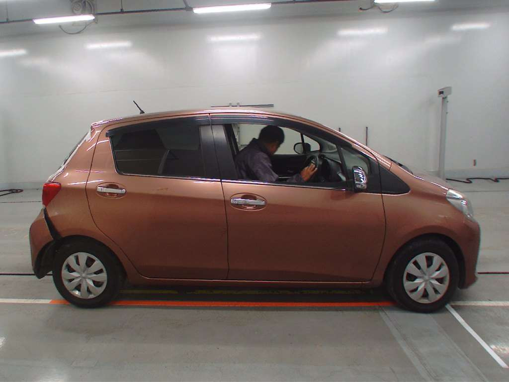 2014 Toyota Vitz NSP130[2]