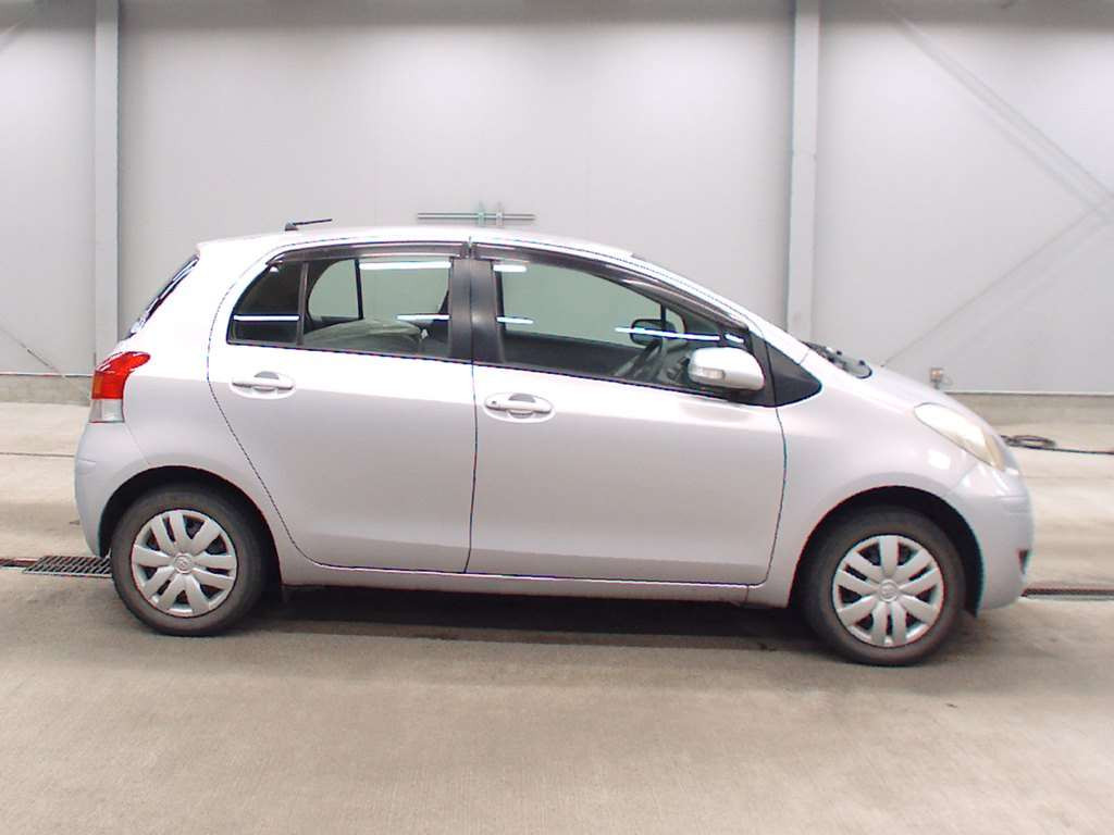 2010 Toyota Vitz KSP90[2]