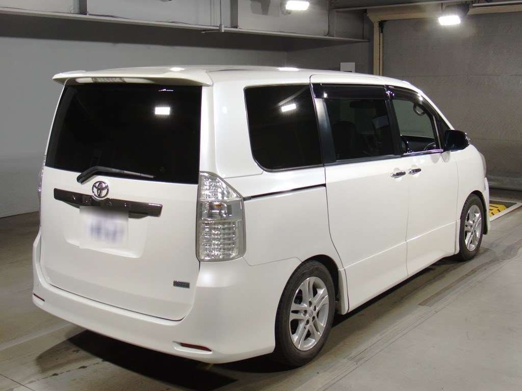 2010 Toyota Noah ZRR70W[1]