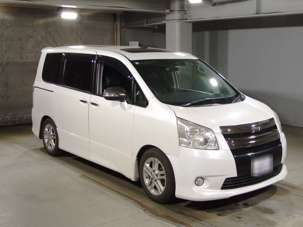 2010 Toyota Noah ZRR70W[2]