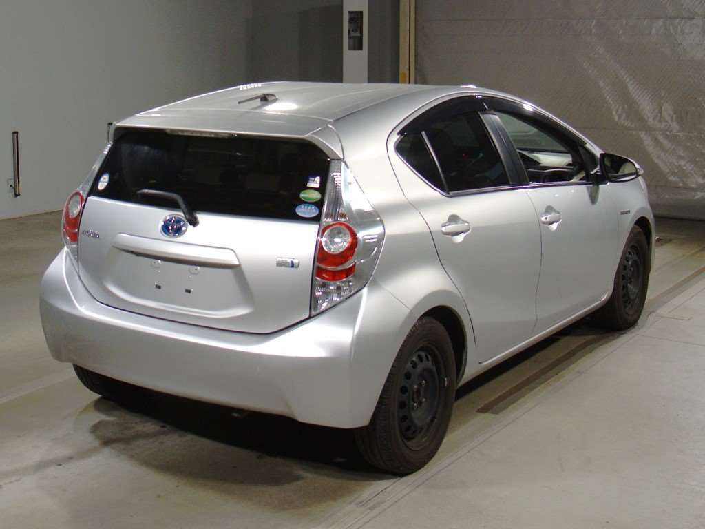 2013 Toyota Aqua NHP10[1]