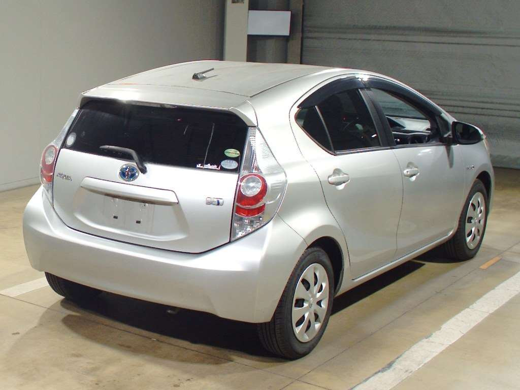 2014 Toyota Aqua NHP10[1]