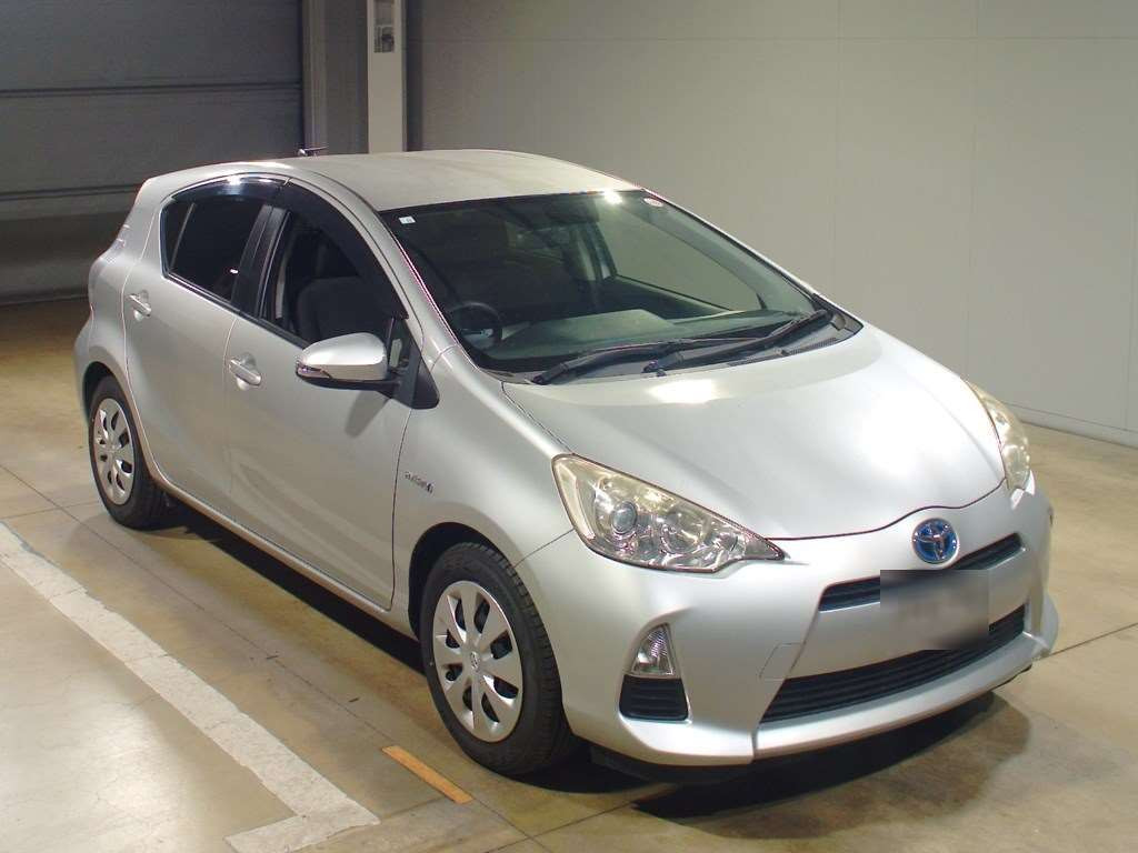 2014 Toyota Aqua NHP10[2]