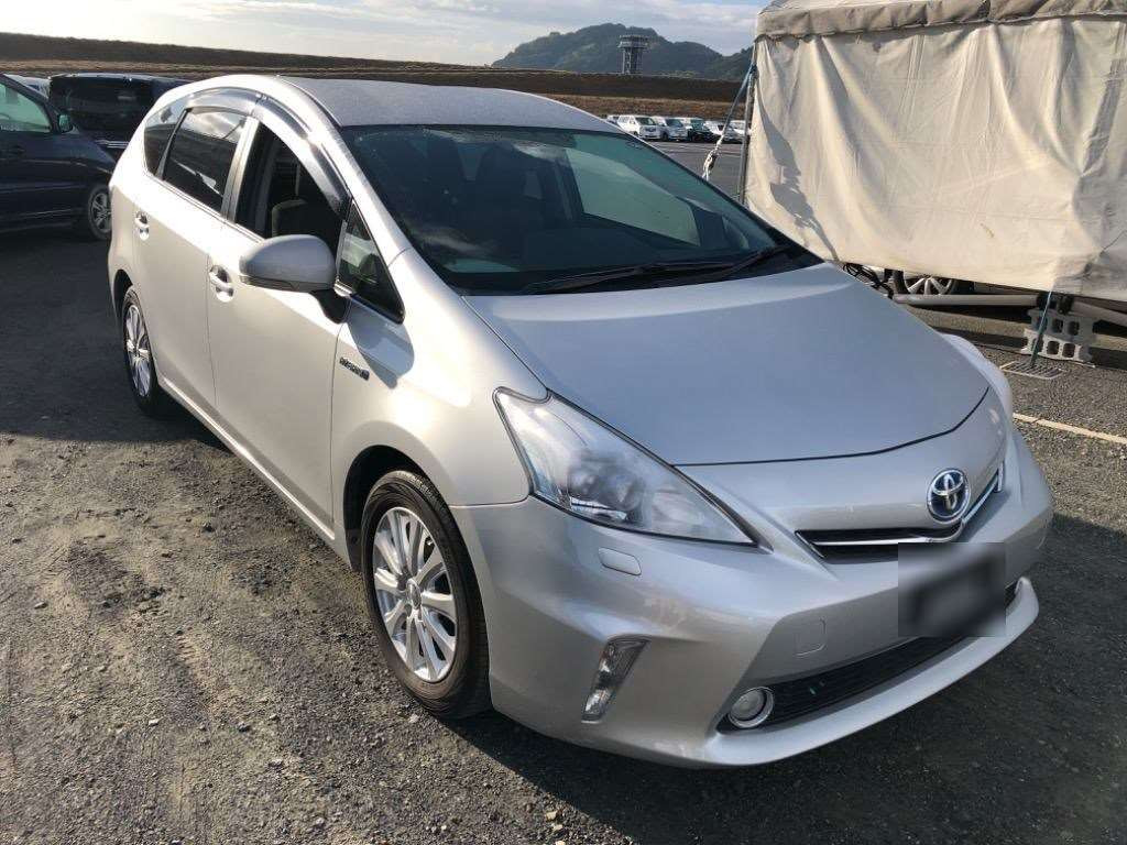 2012 Toyota Prius alpha ZVW41W[2]