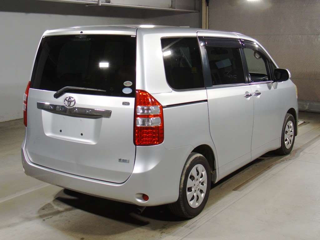 2012 Toyota Noah ZRR70G[1]