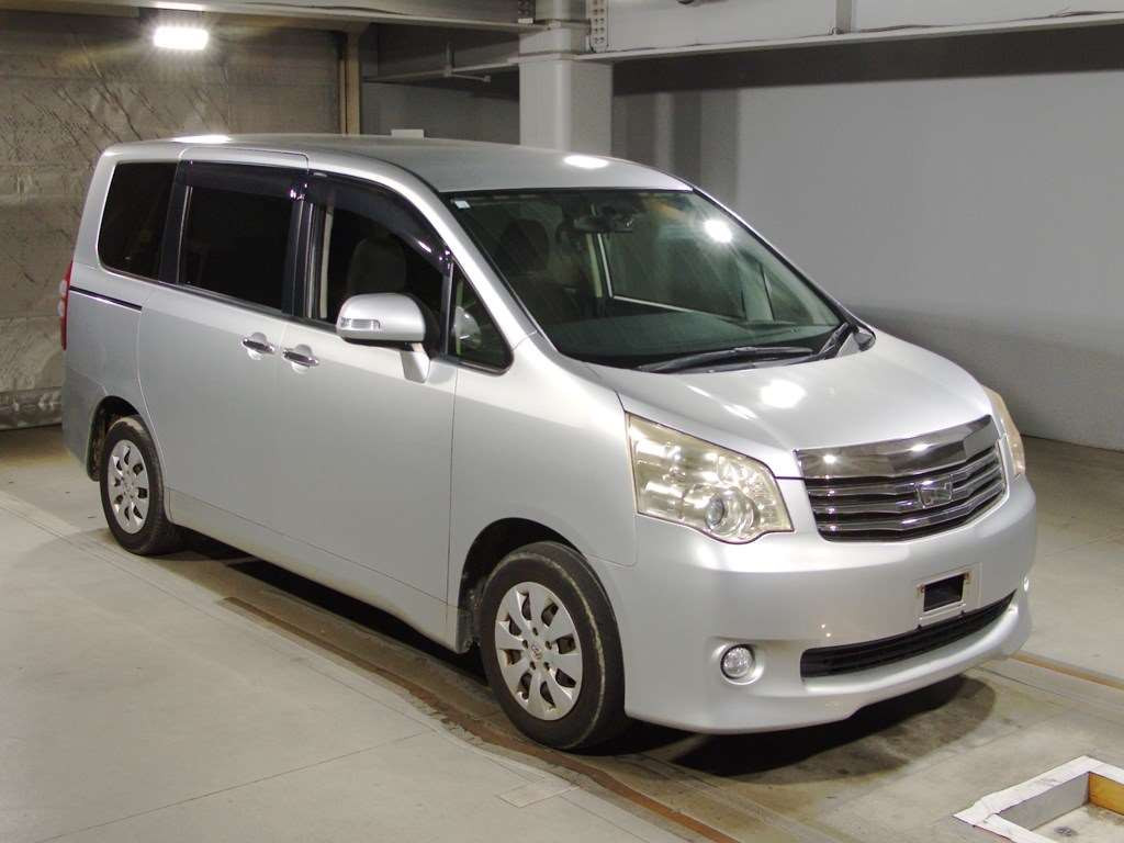 2012 Toyota Noah ZRR70G[2]