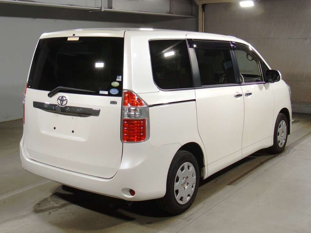 2010 Toyota Noah ZRR70G[1]