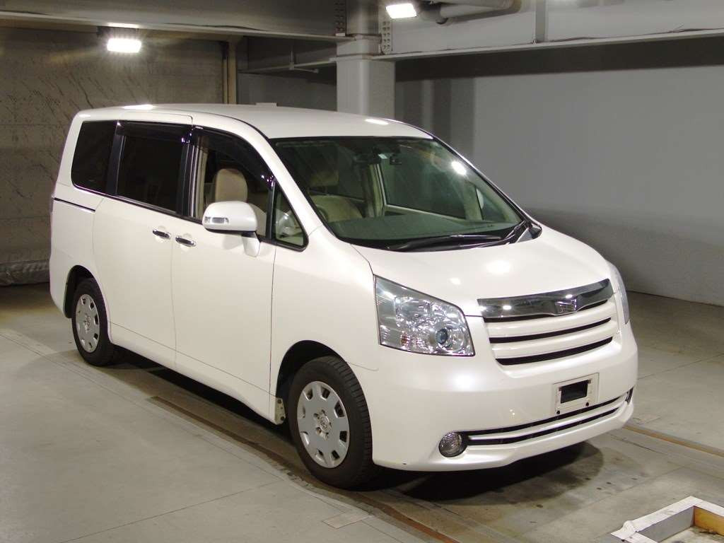 2010 Toyota Noah ZRR70G[2]