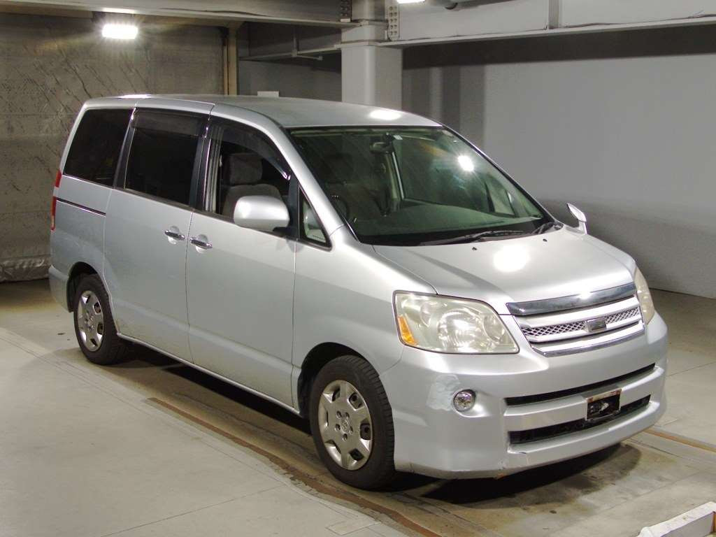 2006 Toyota Noah AZR60G[2]