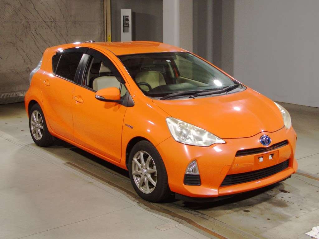 2012 Toyota Aqua NHP10[2]