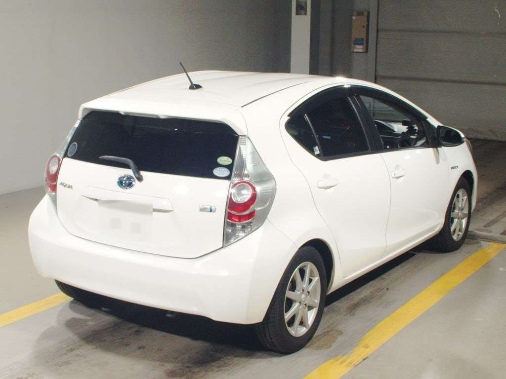 2012 Toyota Aqua NHP10[1]