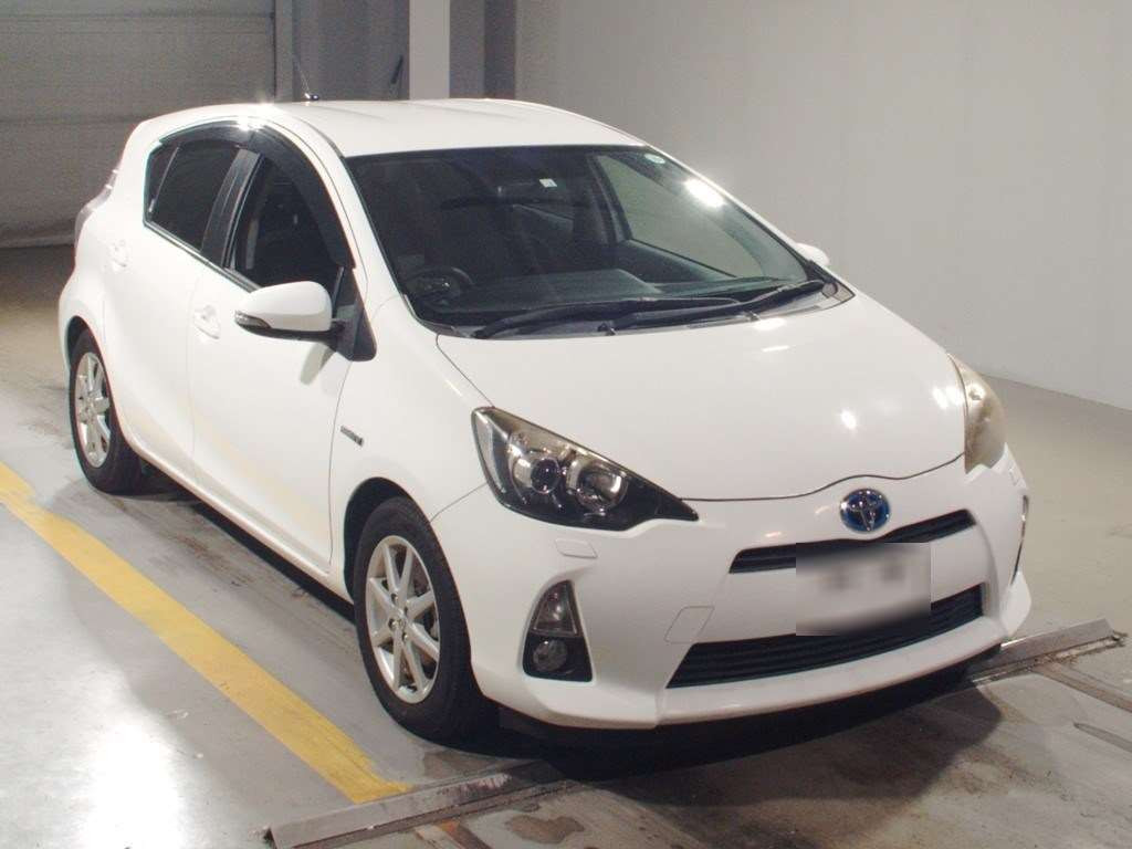 2012 Toyota Aqua NHP10[2]