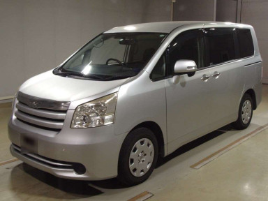 2010 Toyota Noah