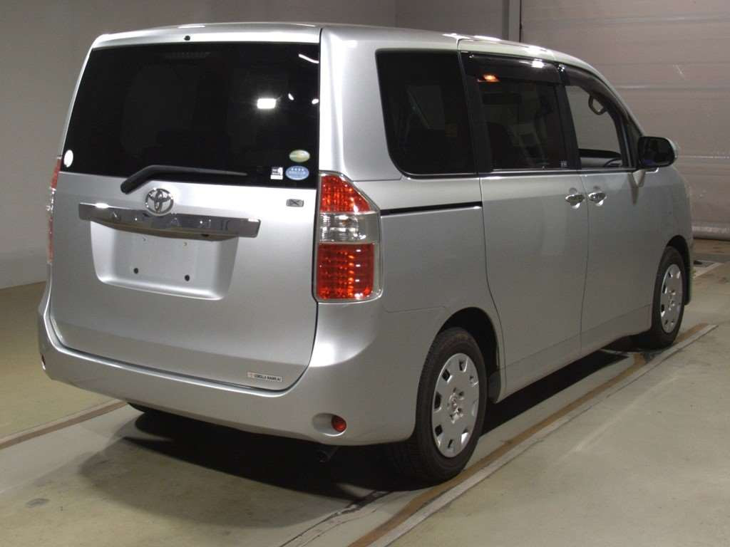 2010 Toyota Noah ZRR70G[1]