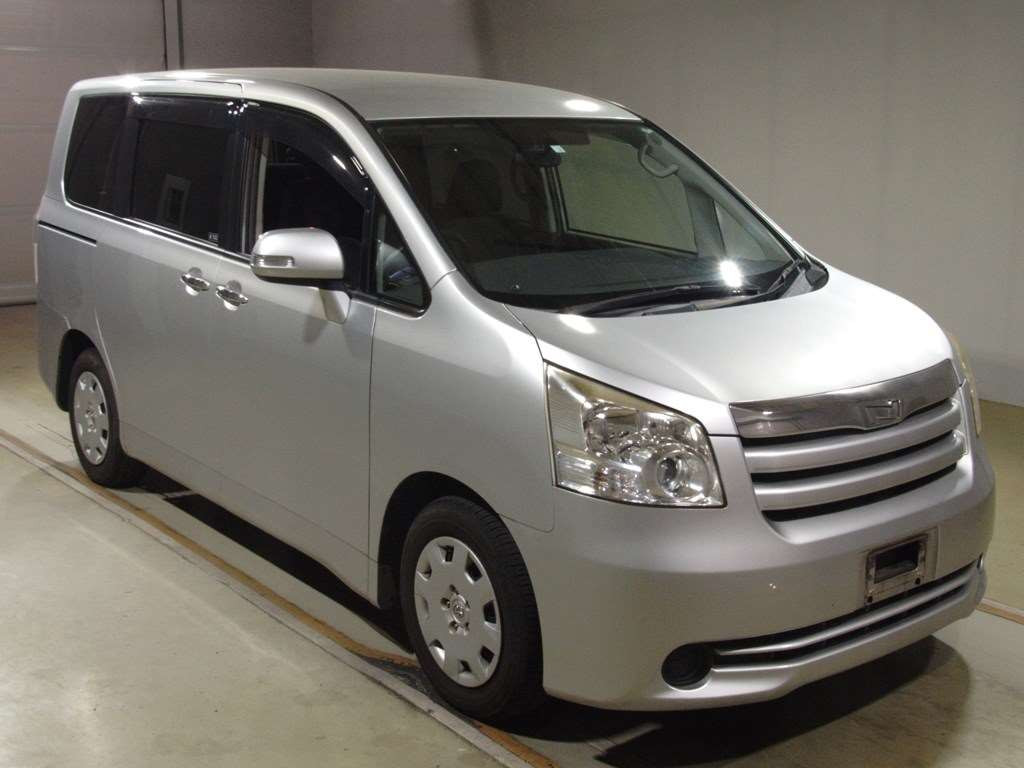 2010 Toyota Noah ZRR70G[2]