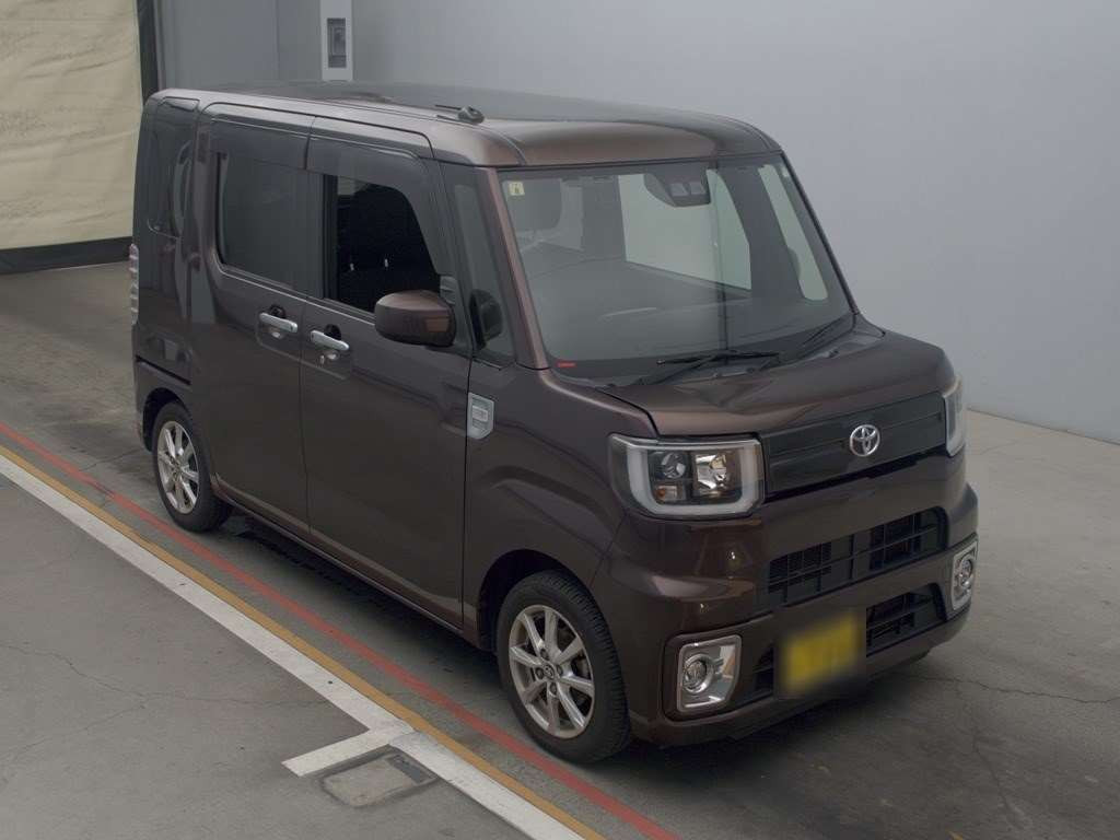 2018 Toyota Pixis Mega LA700A[2]