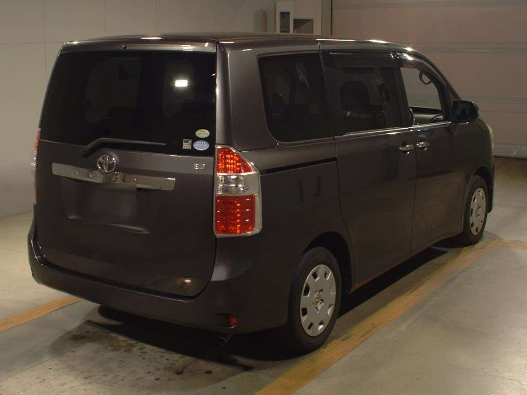 2010 Toyota Noah ZRR70G[1]