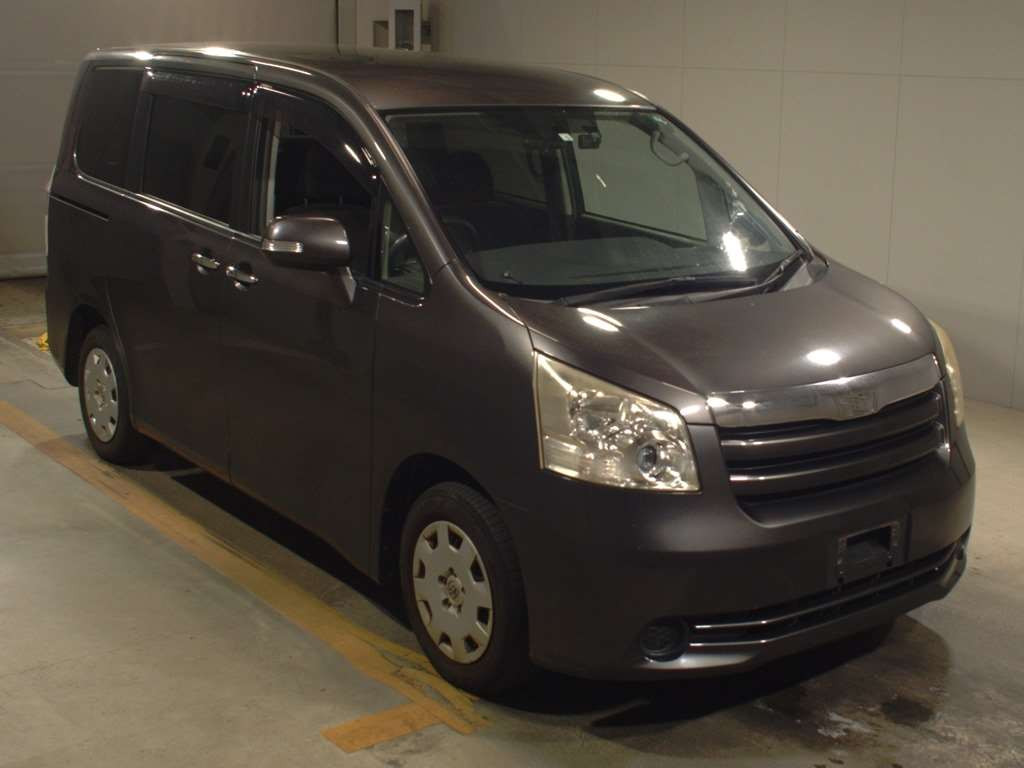 2010 Toyota Noah ZRR70G[2]