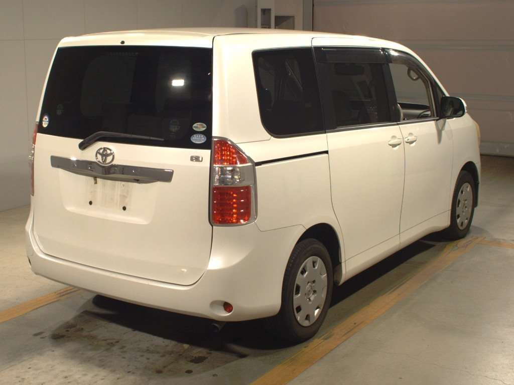 2007 Toyota Noah ZRR70G[1]